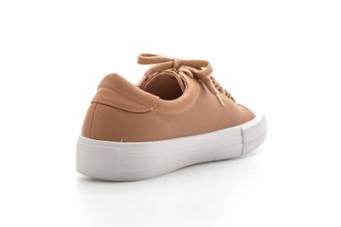 Kahverengi ayakkabılar beyaz arkaplanda izole edilmiş