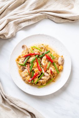 Karıştırılmış kalamar ya da tuzlu yumurtalı ahtapot - Asya deniz ürünleri tarzı