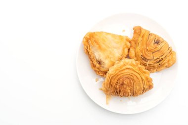 tavuk köri puf böreği beyaz arka plan üzerinde izole