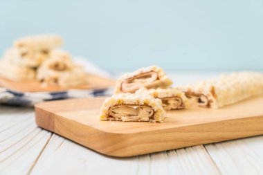 beyaz çikolata karamel ve gevrek gevrek ahşap bar ile