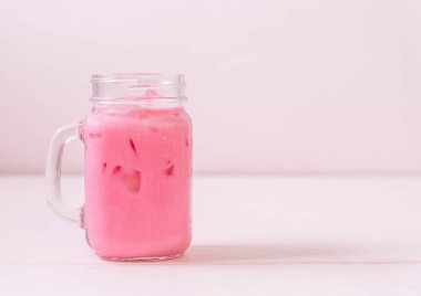 pembe çilek milkshake ahşap üzerine