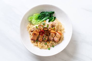 gevrek domuz yağı ve mantı - Asya gıda tarzı ile yumurta şehriye çorbası