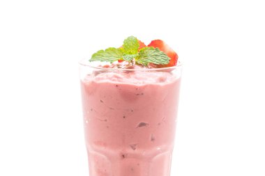 Beyaz arka plan üzerinde izole smoothies çilek milkshake