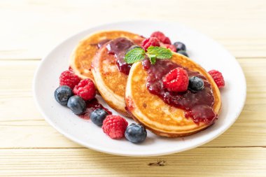 Taze ahududu ve yabanmersinli gözleme.