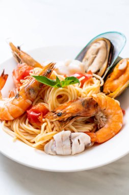 Deniz ürünleri makarna makarna midye, karides, Squis, midye ve domates - İtalyan yemeği tarzı ile