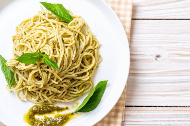 Homamade spagetti pesto sos, zeytin yağı ve fesleğen yaprakları ile.