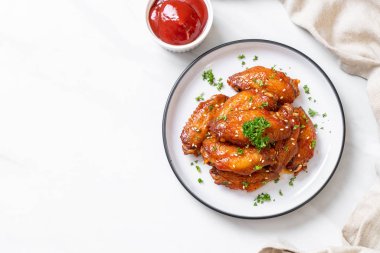 Beyaz susamlı ızgara tavuk kanadı.