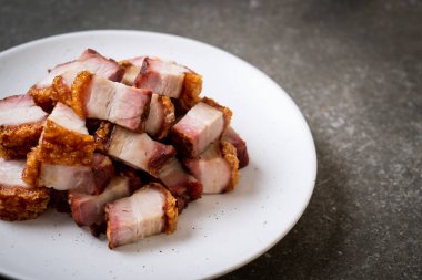 Kıtır kıtır domuz eti mi yoksa kızarmış domuz eti mi?