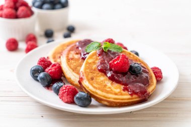 Taze ahududu ve yabanmersinli gözleme.