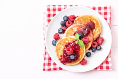 Taze ahududu ve yabanmersinli gözleme.