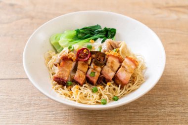 gevrek domuz yağı ve mantı - Asya gıda tarzı ile yumurta şehriye çorbası