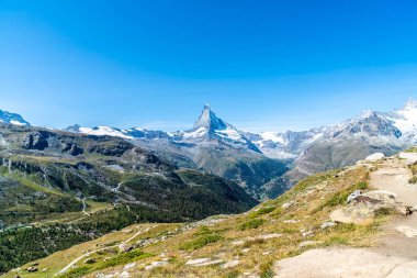 İsviçre, Zermatt 'taki Matterhorn zirvesi manzaralı güzel bir dağ manzarası..
