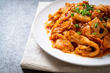 Kore usulü kimchi ile kızartılmış domuz eti.