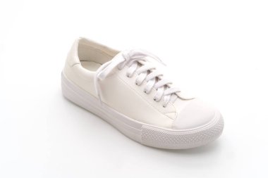 Beyaz arka planda izole edilmiş beyaz spor ayakkabılar