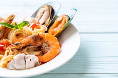 Deniz ürünleri makarna makarna midye, karides, Squis, midye ve domates - İtalyan yemeği tarzı ile