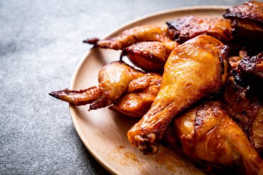 Masada ızgara ve ızgara tavuk.