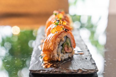 somon suşi rulo ile kaz ciğeri - Japon gıda tarzı