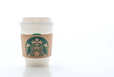 Bangkok, Tayland - 5 Haziran 2018: Beyaz kahve fincanı beyaz arka plan üzerinde izole Starbucks logosu ile. Starbucks dünyanın en büyük kahve evi 61 ülke içinde 20.000'den fazla mağaza ile mi.