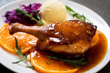 Portakal soslu biftek kızarmış ördek bacak
