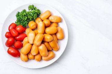 domuz eti kokteyl sosisi plaka üzerinde