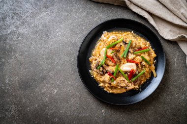 Karıştırılmış kalamar ya da tuzlu yumurtalı ahtapot - Asya deniz ürünleri tarzı