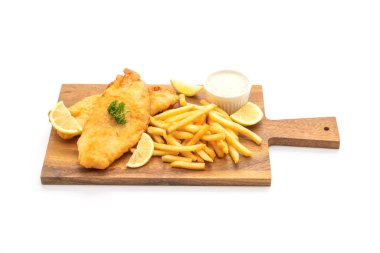 Balık ve cips beyaz arka plan üzerinde izole patates kızartması ile