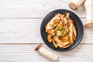 İstiridye soslu kızarmış kral istiridye mantarı. Sağlıklı, vejetaryen ya da vejetaryen yemek tarzı.