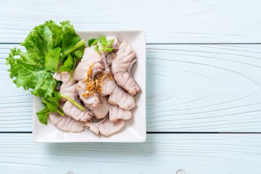 Soslu ve sebzeli haşlanmış balık sosu.