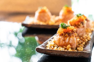 Somon suşi rulo soslu - Japon gıda tarzı