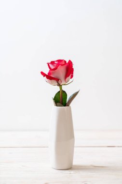 ahşap arka plan üzerinde kırmızı gül