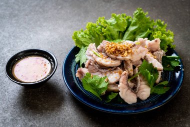 Soslu ve sebzeli haşlanmış balık sosu.