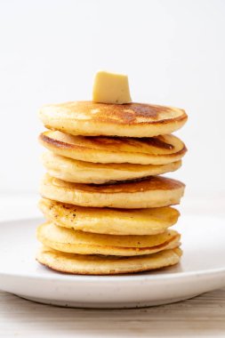 tereyağı ve bal ile krep yığını