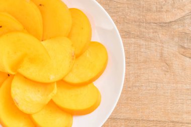 taze hurma tabağa dilimlenmiş