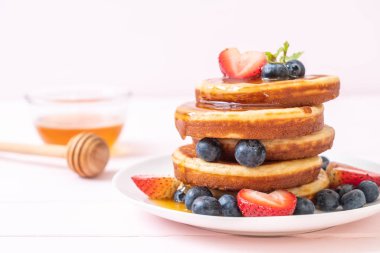 taze yaban mersini, taze çilek ve bal ile sufle gözleme