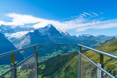 Gökyüzü cliff yürüyüş Grindelwald İsviçre, ilk zirve Alpler Dağı'nda.