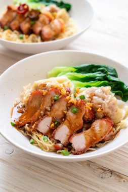 yumurta noodle ile kırmızı kavrulmuş domuz ve mantı - Asya gıda tarzı