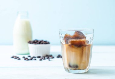 ahşap masa üzerinde sütlü kahve buz küpleri