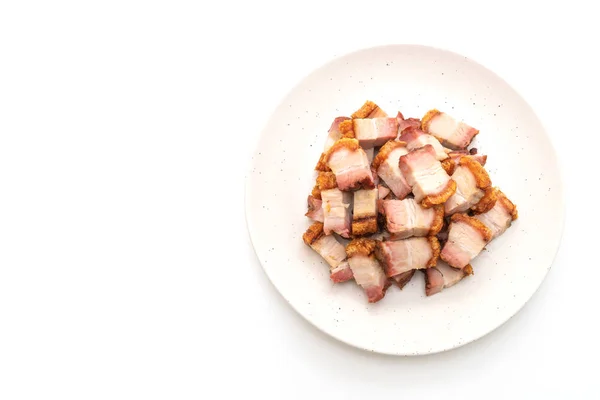 カリカリ豚バラ肉や白い背景で隔離揚げたスペアリブ — ストック写真