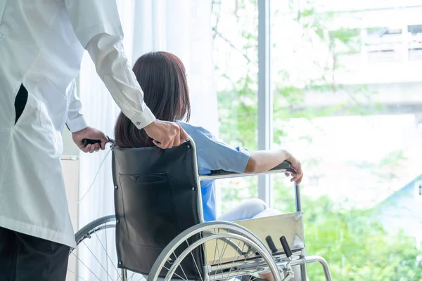 Asiatique Femme Patient Fauteuil Roulant Avec Médecin Principal — Photo