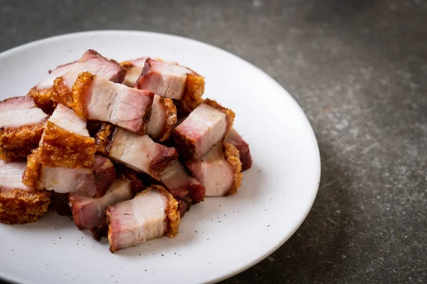 Kıtır kıtır domuz eti mi yoksa kızarmış domuz eti mi?