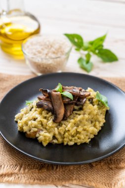 Pesto ve peynir ile ev yapımı Mantarlı Risotto
