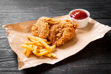 Kızarmış tavuk, patates kızartması ve nugget yemeği. Abur cubur ve sağlıksız yemek.