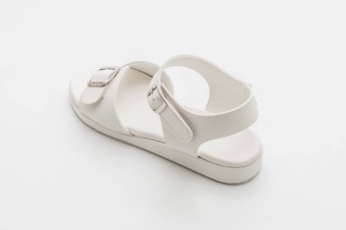 Kadınlar beyaz arka plan üzerinde izole sandalet deri