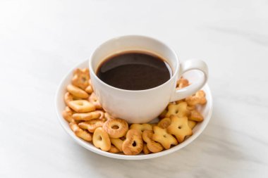 Kahveli bisküvi krakeri.