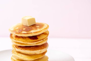 tereyağı ve bal ile krep yığını