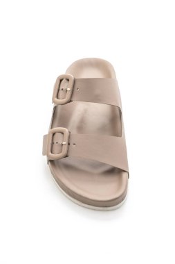 Kadınlar beyaz arka plan üzerinde izole sandalet deri