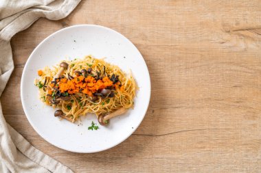 Spagetti mantar, karides yumurta ve yosun - füzyon gıda tarzı