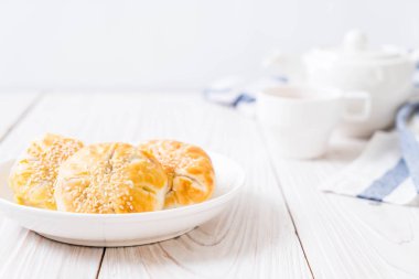 Asya tarzı ahşap zemin üzerine ev yapımı elma pasta