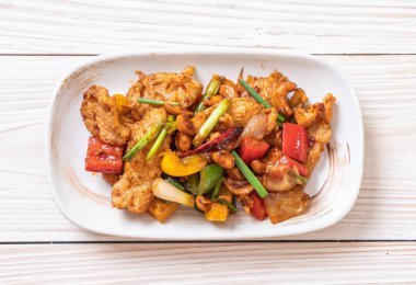 Kaju fıstığı - Asya gıda ile tavada kızartılmış tavuk