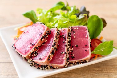 Taze ton balığı ve sebze salatası. Sağlıklı yemek.